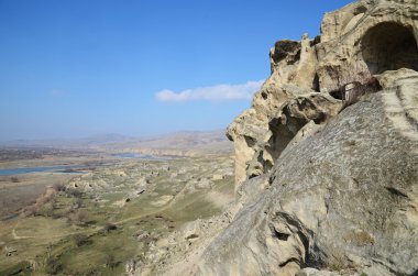 Üstten Görünüm Aragvi river valley yakınındaki eski şehir Uplistsikhe kalıntıları. Kafkasya, Georgia.