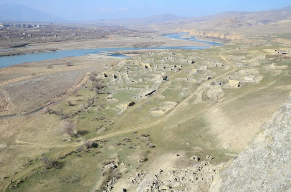 Vista dall'alto sulle rovine della città vecchia Uplistsikhe vicino alla valle del fiume Aragvi. Regione del Caucaso, Georgia . — Foto Stock