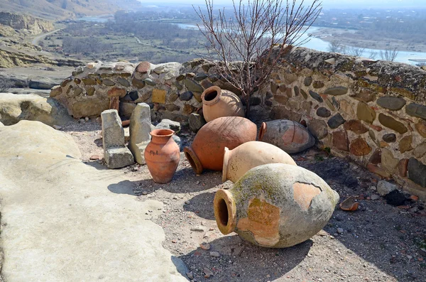 A kvevri - ősi agyagedények, a bor, a cave City Uplistsikhe, Grúzia — Stock Fotó