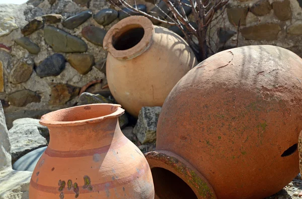 Kvevri - vase vechi de lut pentru vin în orașul peșteră Uplistsikhe, Georgia — Fotografie, imagine de stoc