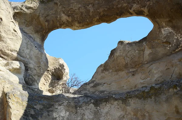 Kék ég, a lyuk a falon, régi cave City Uplistsikhe, Grúzia — Stock Fotó