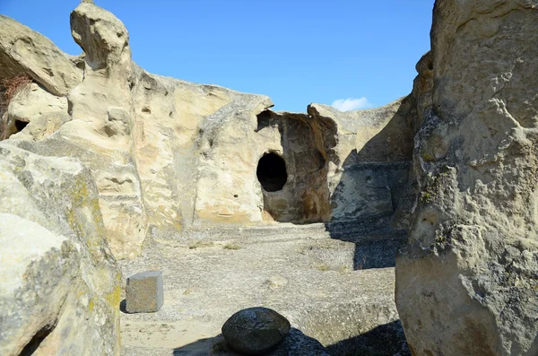 Szobák a régi barlang város Uplistsikhe lakosú kaukázusi térségben, Georgia. — Stock Fotó