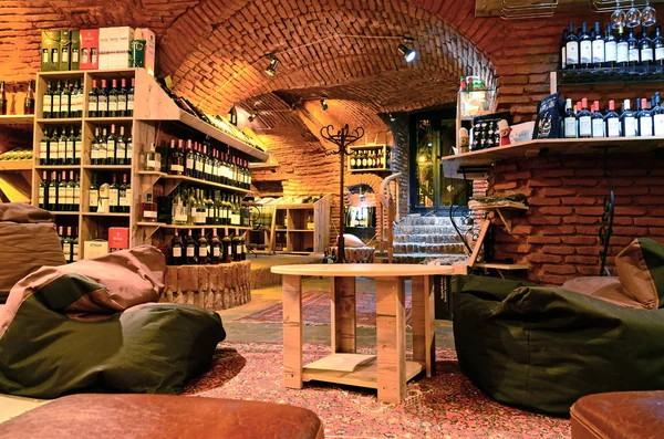 Tiflis, Gürcistan - 5 Mart 2015: İç şarap mahzeni Vinoground Tiflis, Gürcistan