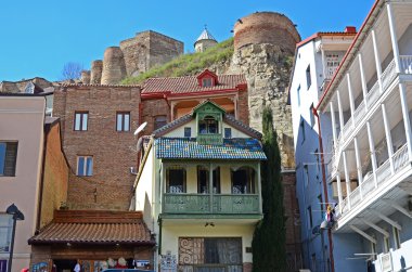 Abanotubani bölgesinde geleneksel güzel binalar. Old Town, Tbilisi