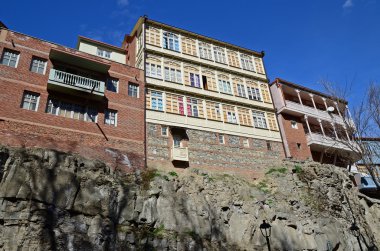 Geleneksel Gürcü Abanotubani alan kükürt kaynağında üzerinde kayanın üzerinde ev sahipliği yapmaktadır. Eski şehir, Tbilisi,