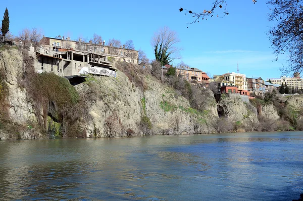Geleneksel Gürcü Mimarisi - Metekhi bölgesinde Kura Nehri üzerinde dik kıyısında güzel binalar. Tbilisi — Stok fotoğraf