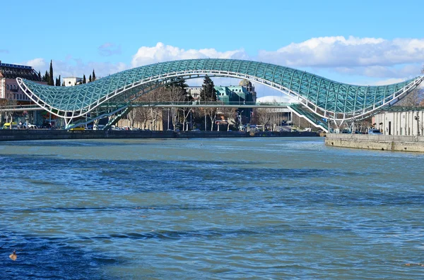 A Ponte da Paz - ponte pedonal futurista sobre o rio Kura. Tbilisi. — Fotografia de Stock