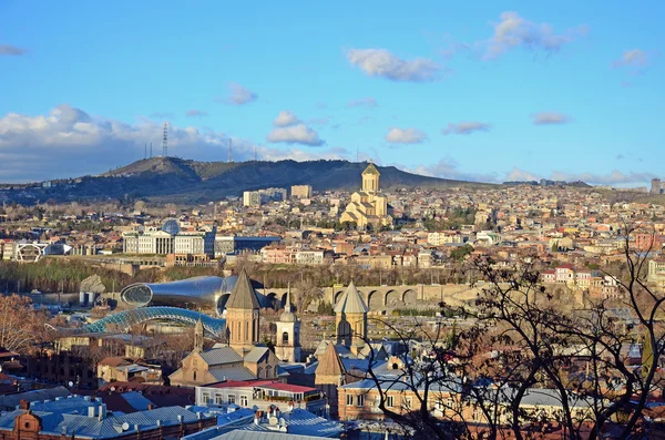 Nejlepší pohled na Saburtalo okres s Holy Trinity Cathedral v Tbilisi na západ slunce — Stock fotografie