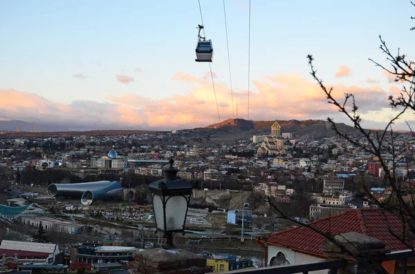 W kabinie kolejki linowej nad stare miasto Tbilisi w godzinach wieczornych. Widok z góry — Zdjęcie stockowe