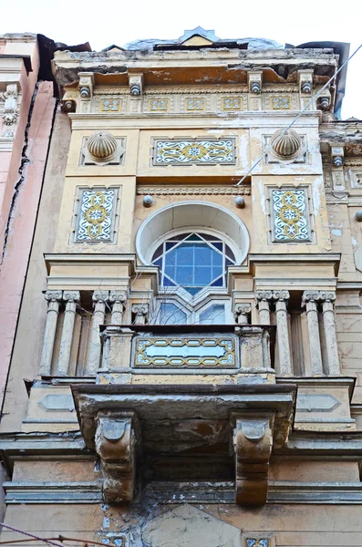 The sculptural patterned facade with balcony of an old apartment building in Tbilisi, Georgia — Stock Photo, Image