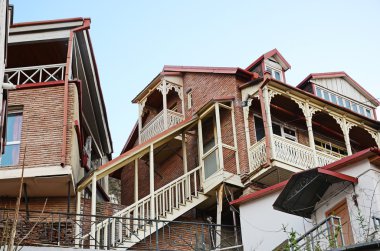 Tbilisian Geleneksel Ahşap oyma balkon ve merdiven ile ev sahipliği yapmaktadır. Old Town