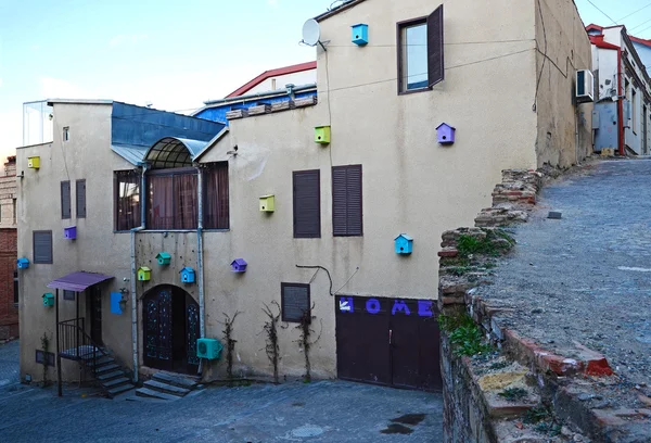 Different colored decorative birdhouses on the facade of a residential building. Tbilisi, Georgia — Stock Photo, Image