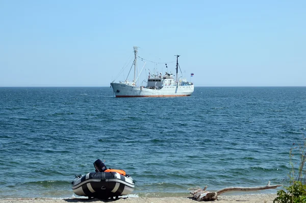Baikal, Rusia - 26 iulie 2015: Nava de cercetare G.Y. Vereschagin pe Lacul Baikal — Fotografie, imagine de stoc