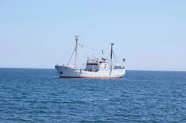 Baikal, Rusia - 26 de julio de 2015: El buque de investigación G.Y. Vereschagin en el lago Baikal —  Fotos de Stock