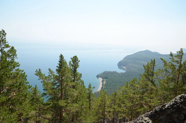 Malownicze wybrzeże zachodnie wybrzeża jeziora Bajkał. Widok z góry — Zdjęcie stockowe