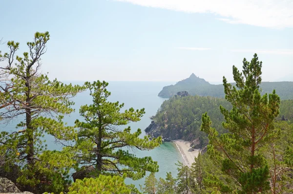 La pintoresca costa de la costa occidental del lago Baikal. Vista superior —  Fotos de Stock