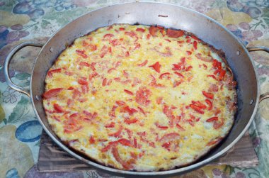 Büyük bir tavada pişmiş domatesli omlet