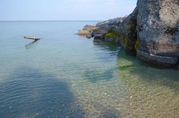 Glattes und klares Wasser des Baikalsees — Stockfoto