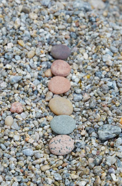 Ligne de pierres lisses colorées polies par le lac Baïkal. Focus sur le premier — Photo