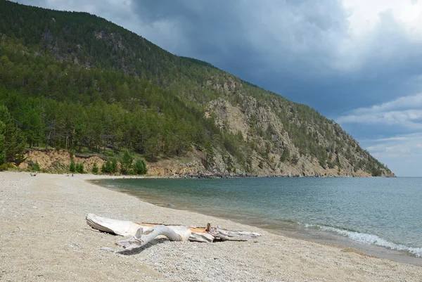 Sandy shore of the Sukhaya - Dry Cove before thunderstorm. Lake Baikal — Stock Photo, Image