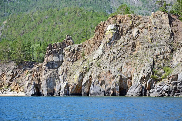 De pittoreske rotsachtige kustlijn van de westkust van het Baikalmeer — Stockfoto