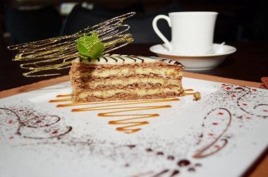 Tatlı kek Esterhazy nane yaprağı ve kahve fincan