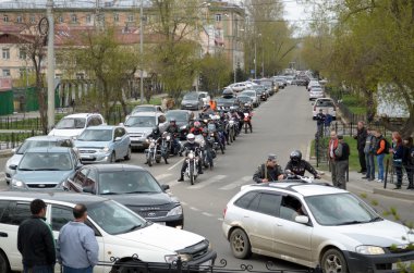 Irkutsk, Rusya - 18 Mayıs 2015: Motosiklet şehir Irkutsk'da sokak arabalar arasında