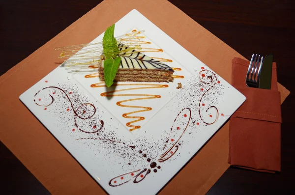 Dolce torta Esterhazy con foglia di menta su un piatto — Foto Stock
