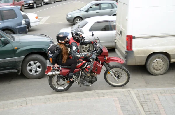 Irkutsk, Rússia - 18 de maio de 2015: Motos entre carros na rua da cidade em Irkutsk — Fotografia de Stock