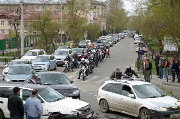 Irkutsk, Rusia - 18 de mayo de 2015: Motocicletas entre coches en la calle de la ciudad en Irkutsk —  Fotos de Stock