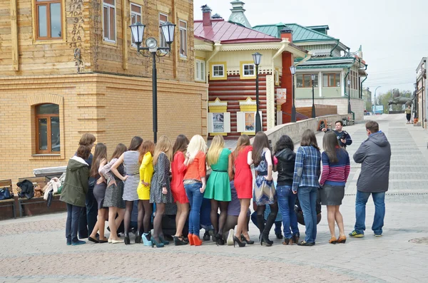 Irkutsk, Rússia - 18 de maio de 2015: Um grupo de meninas e fotógrafos na rua na cidade de Irkutsk — Fotografia de Stock