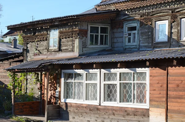 Casa de madeira velha com escultura na cidade de Irkutsk — Fotografia de Stock