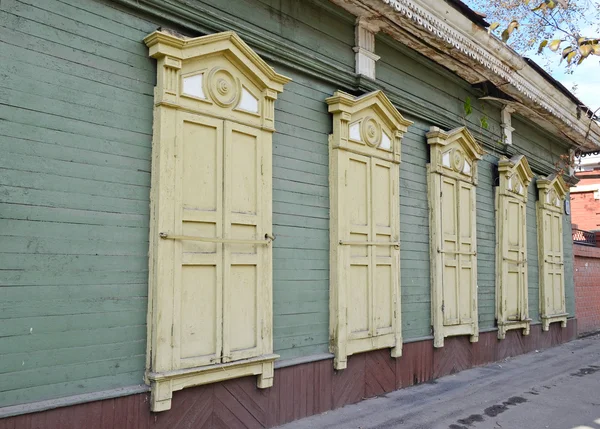 Dřevěný dům s zavřené okenice v Irkutsku ulici — Stock fotografie
