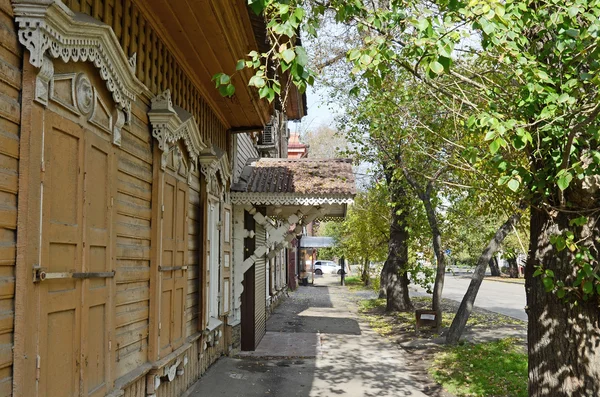 Trähus med slutna fönsterluckor på Irkutsk street — Stockfoto