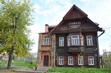 Taş bir sundurma ile eski günlük ev