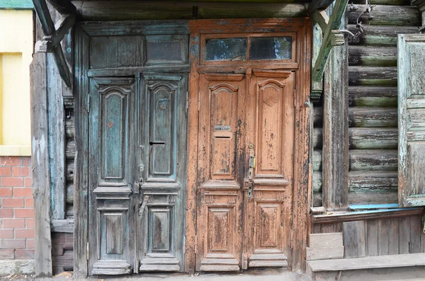 Деревянные ветхие двери. Старые въезды в Иркутск — стоковое фото