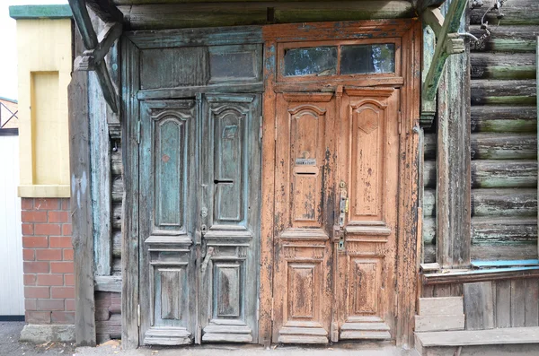 木制的破旧的门。伊尔库茨克的旧入口 — 图库照片