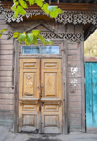 Le porte in legno fatiscenti. Vecchi ingressi a Irkutsk — Foto Stock