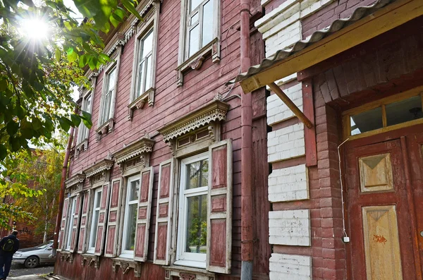 Twee verdiepingen tellend houten huis met blinden van het venster op Irkoetsk street — Stockfoto