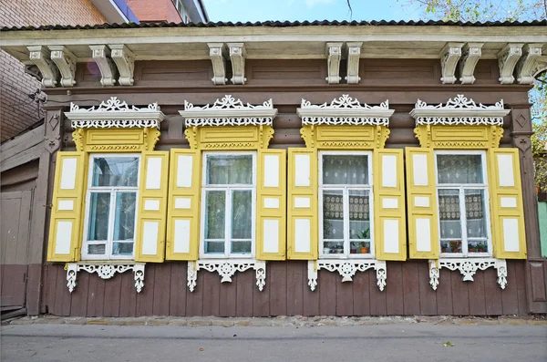 Dom drewniany z okiennice na ulicy Irkuck — Zdjęcie stockowe