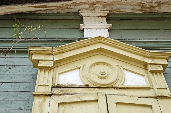 Das Schnitzwerk des dekorativen Elements des Fensters des Holzhauses. irkutsk streets, Russia — Stockfoto