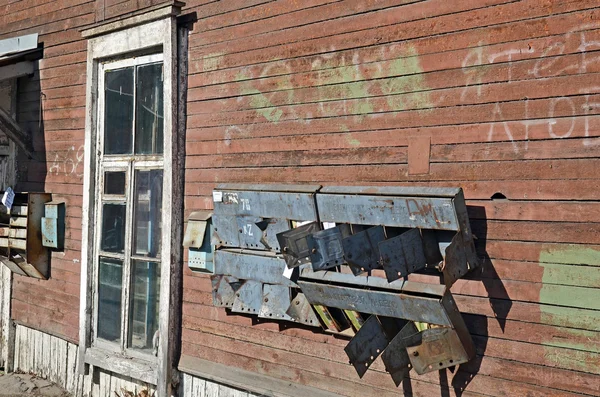 Разбитые ржавые почтовые ящики на стене старого деревянного дома. Иркутск, Россия — стоковое фото