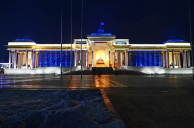 Ulaanbaatar, Mn-Aralık 1, 2015: Sukhbaatar Meydanı ve Moğol hükümet binası gece