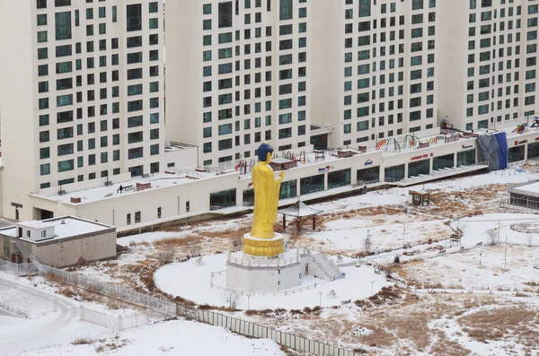 Statue de Bouddha doré dans un quartier résidentiel. Vue de dessus depuis le mémorial de Zaisan — Photo