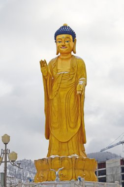 Ulan Batur, Moğolistan - 02 Aralık 2015: Altın Buddha statue yakınındaki tepenin Zaisan clody günde Ulaanbaatar