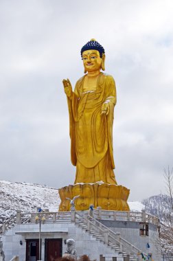 Ulan Batur, Moğolistan - 02 Aralık 2015: Altın Buddha statue yakınındaki tepenin Zaisan clody günde Ulaanbaatar