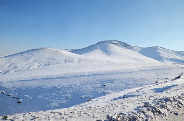 Sneeuw bedekte heuvels. Mongoolse winterlandschap — Stockfoto