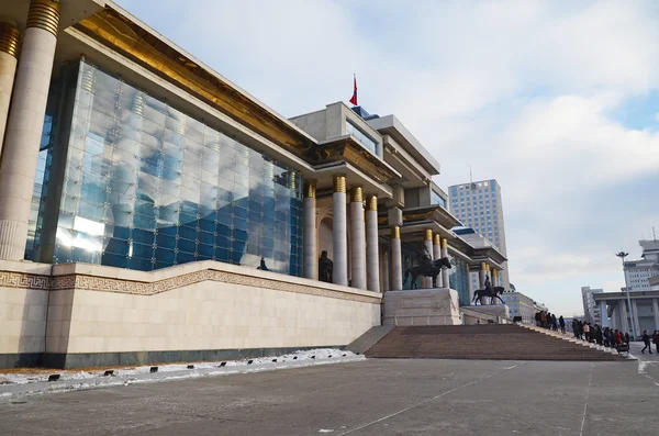 Paleis van de regering van Mongolië inzake Sukhbastar plein in Ulaanbaatar — Stockfoto