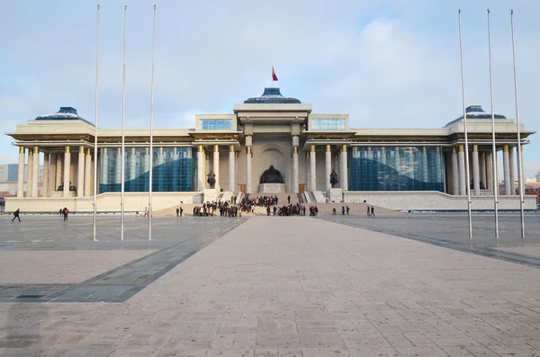 Palác vláda Mongolska na Sukhbaatar náměstí v Ulánbátaru — Stock fotografie