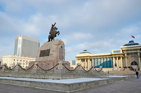 Ułan Bator, Mongolia - 03 grudnia 2015 r.: Pomnik Sukhbaatar na centralny plac w mieście Ulaanbaatar — Zdjęcie stockowe